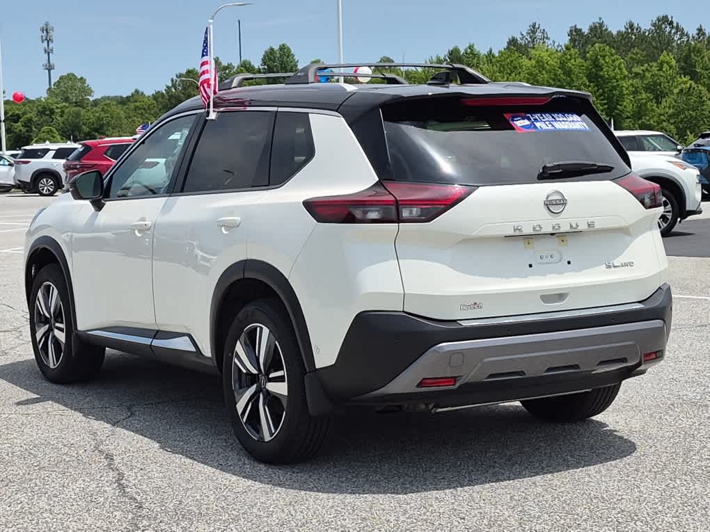 2023 Nissan Rogue SL - Pearl White Tricoat/Super Black exterior view 4