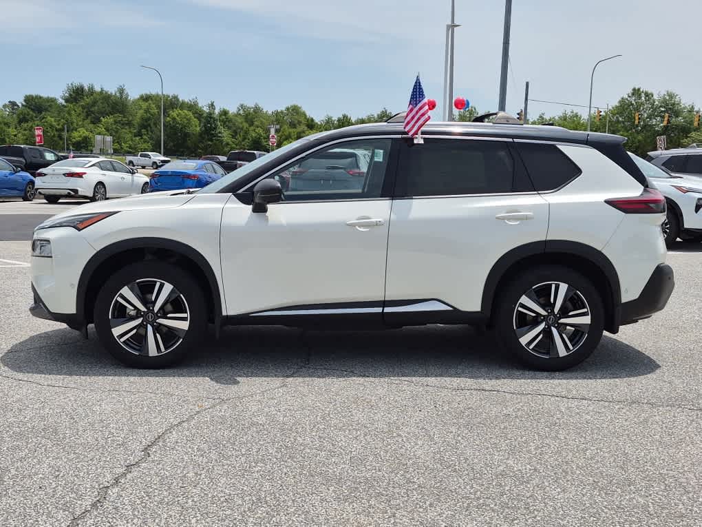 2023 Nissan Rogue SL - Pearl White Tricoat/Super Black exterior view 5