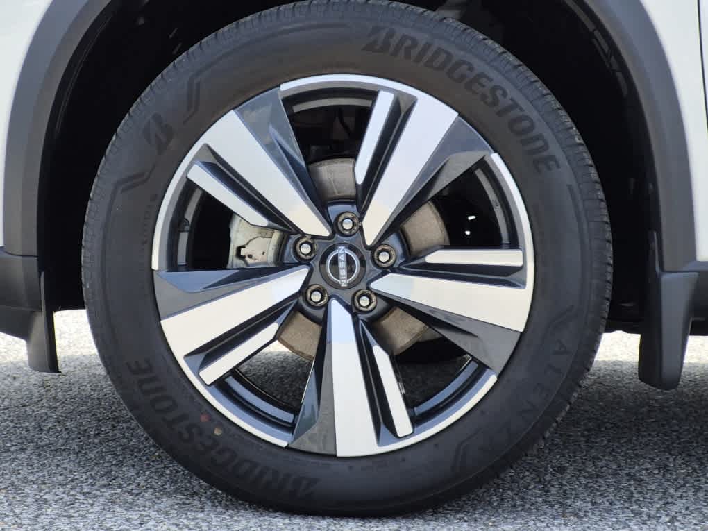 2023 Nissan Rogue SL - Pearl White Tricoat/Super Black exterior view 6
