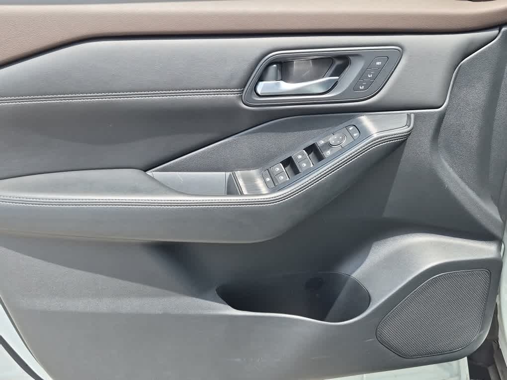 2023 Nissan Rogue SL - Pearl White Tricoat/Super Black exterior view 10
