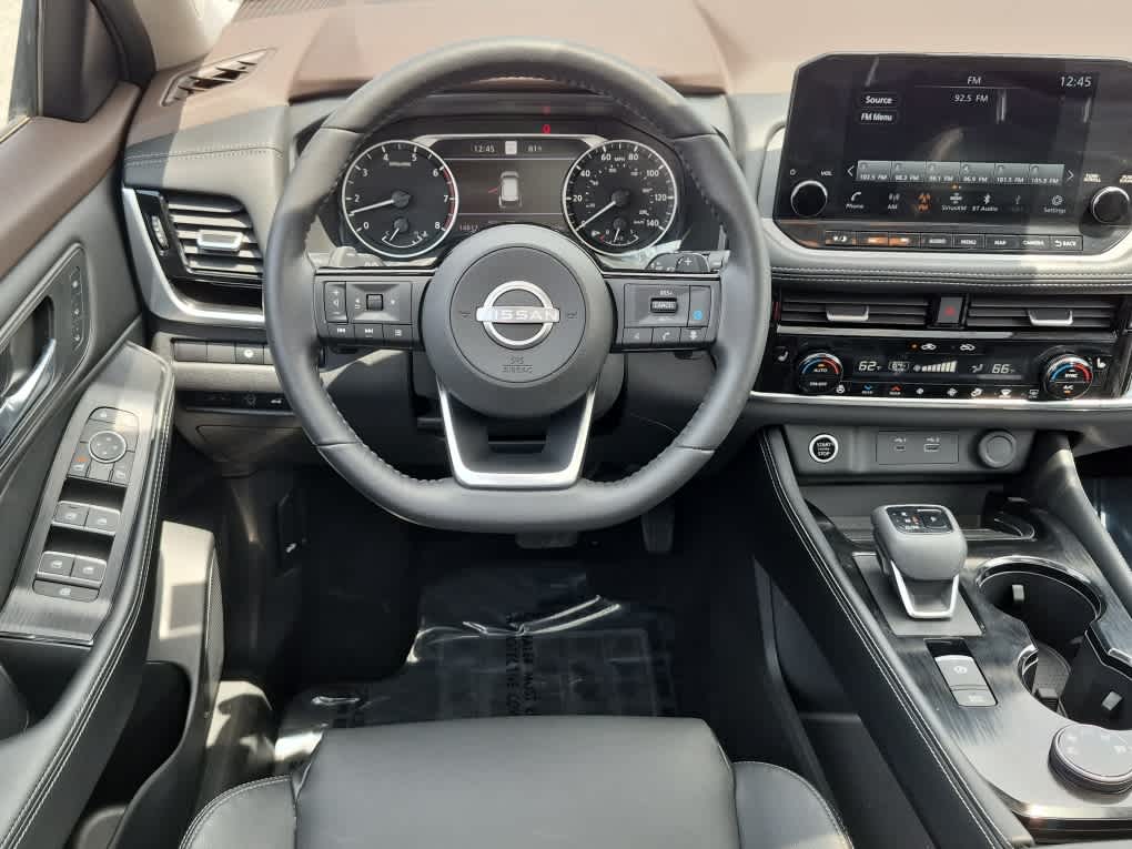 2023 Nissan Rogue SL - Pearl White Tricoat/Super Black exterior view 9
