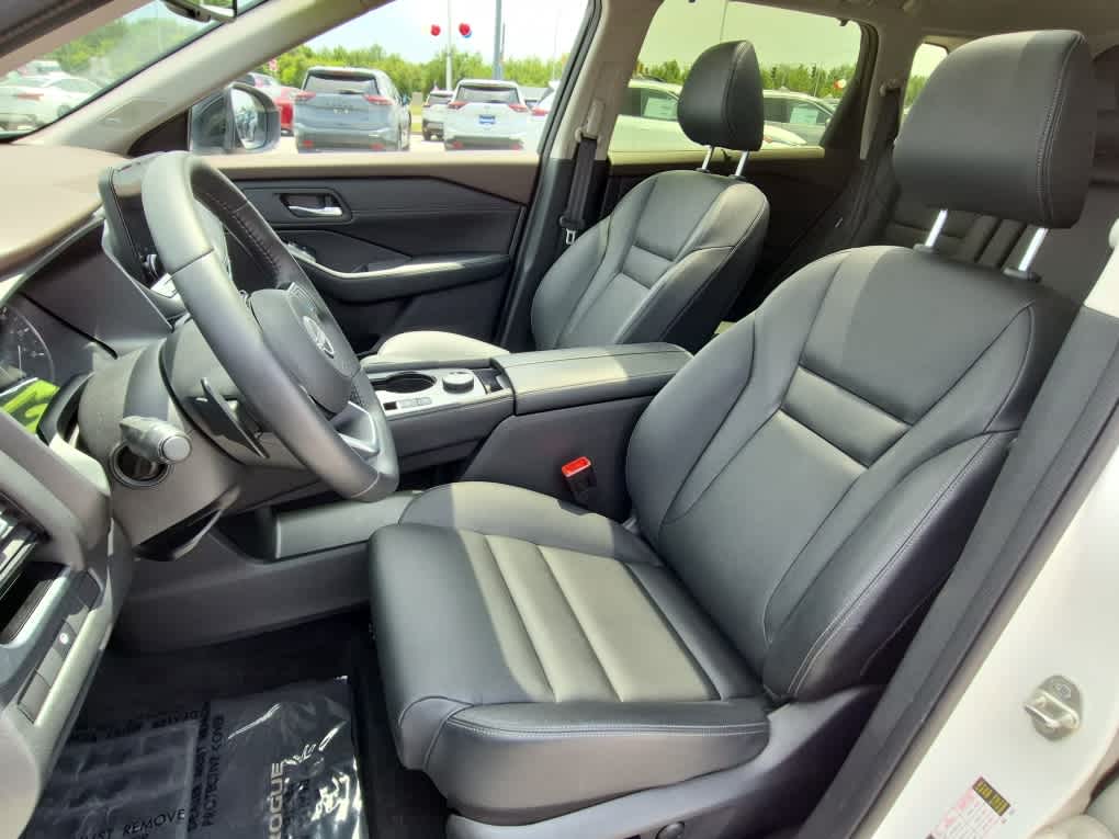 2023 Nissan Rogue SL - Pearl White Tricoat/Super Black exterior view 11