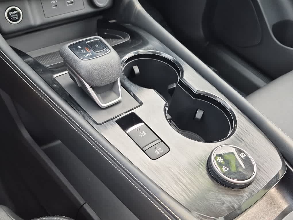 2023 Nissan Rogue SL - Pearl White Tricoat/Super Black exterior view 14