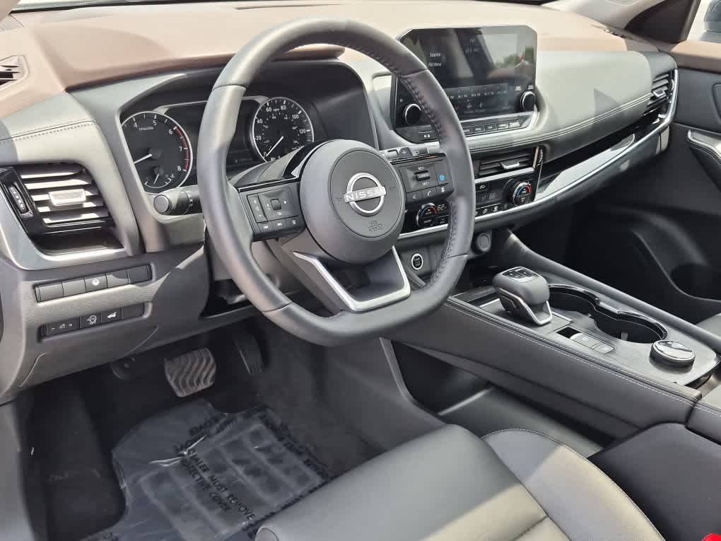 2023 Nissan Rogue SL - Pearl White Tricoat/Super Black exterior view 12