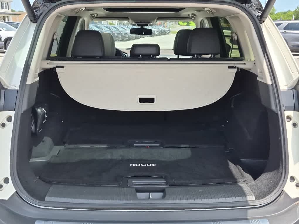 2023 Nissan Rogue SL - Pearl White Tricoat/Super Black exterior view 20