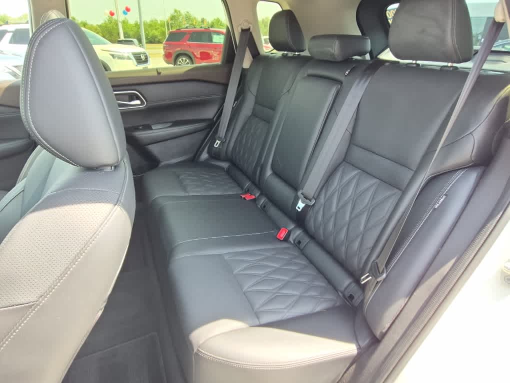 2023 Nissan Rogue Platinum - Pearl White Tricoat exterior view 7