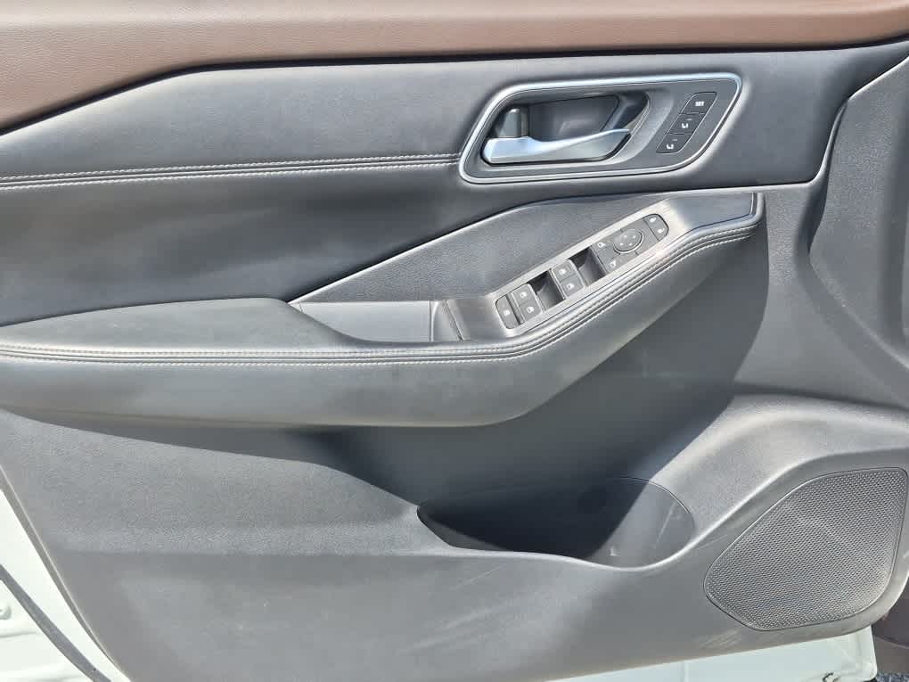 2023 Nissan Rogue Platinum - Pearl White Tricoat exterior view 10