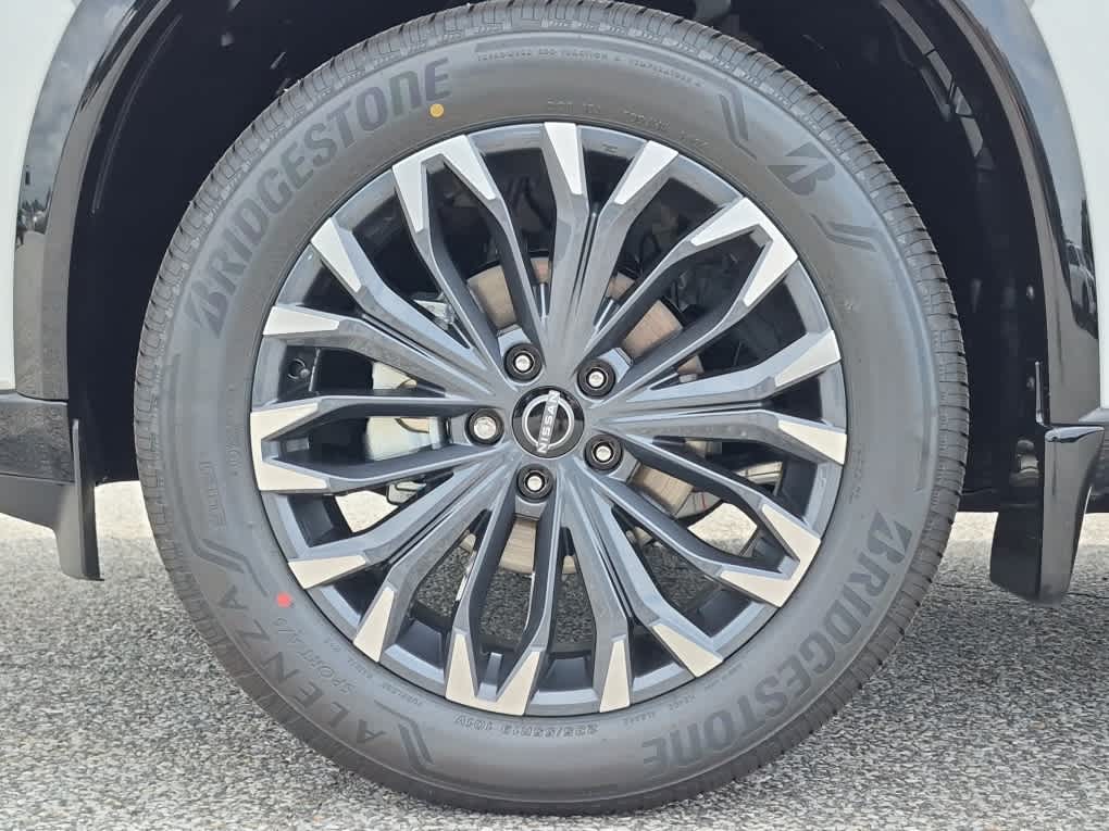 2026 Nissan Rogue Platinum - Everest White Pearl/Super Black exterior view 6