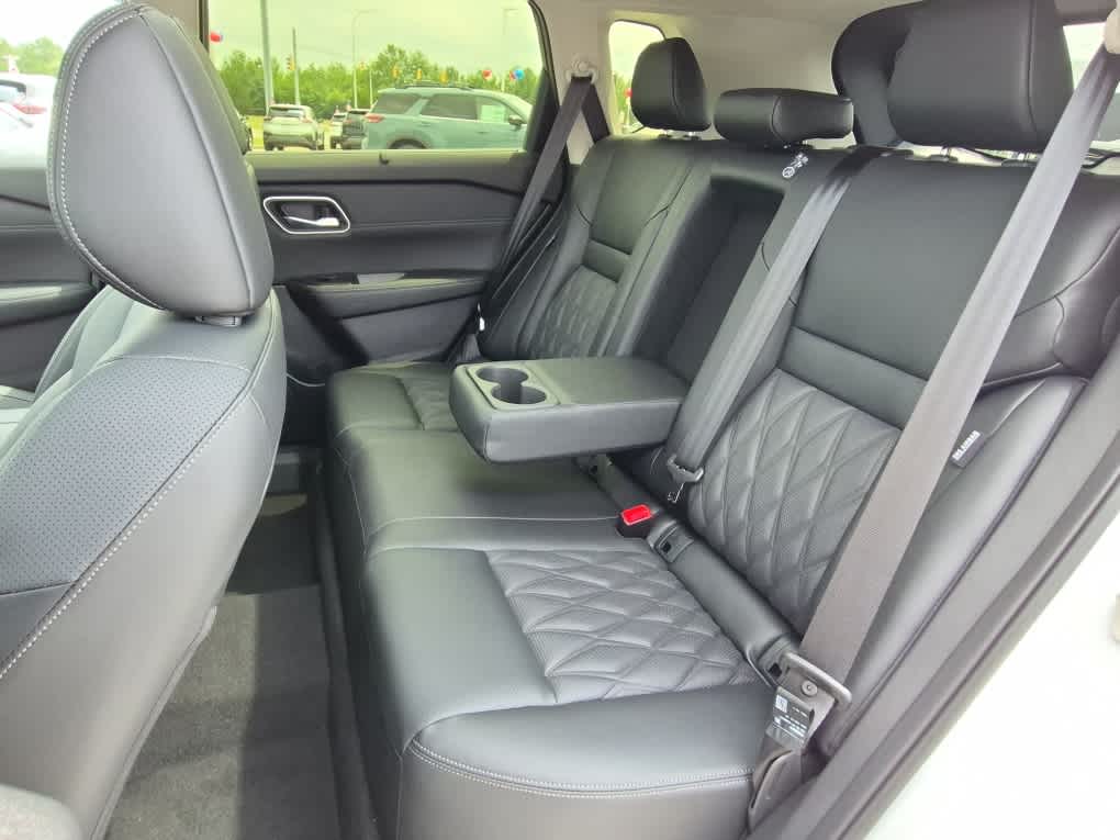2026 Nissan Rogue Platinum - Everest White Pearl/Super Black exterior view 7