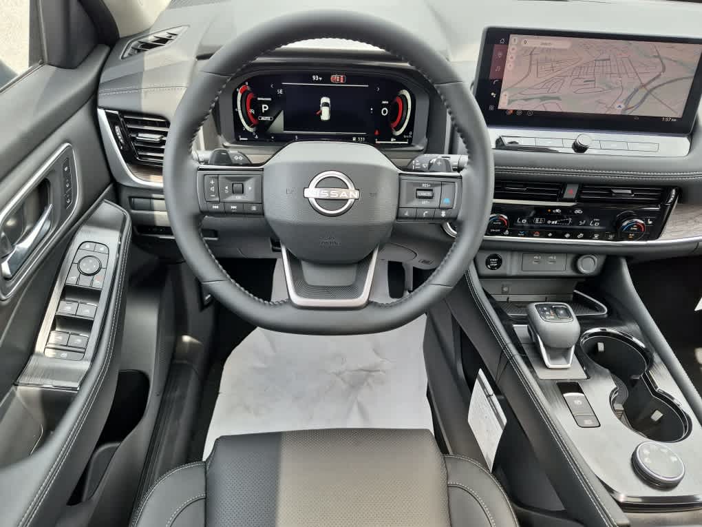 2026 Nissan Rogue Platinum - Everest White Pearl/Super Black exterior view 9
