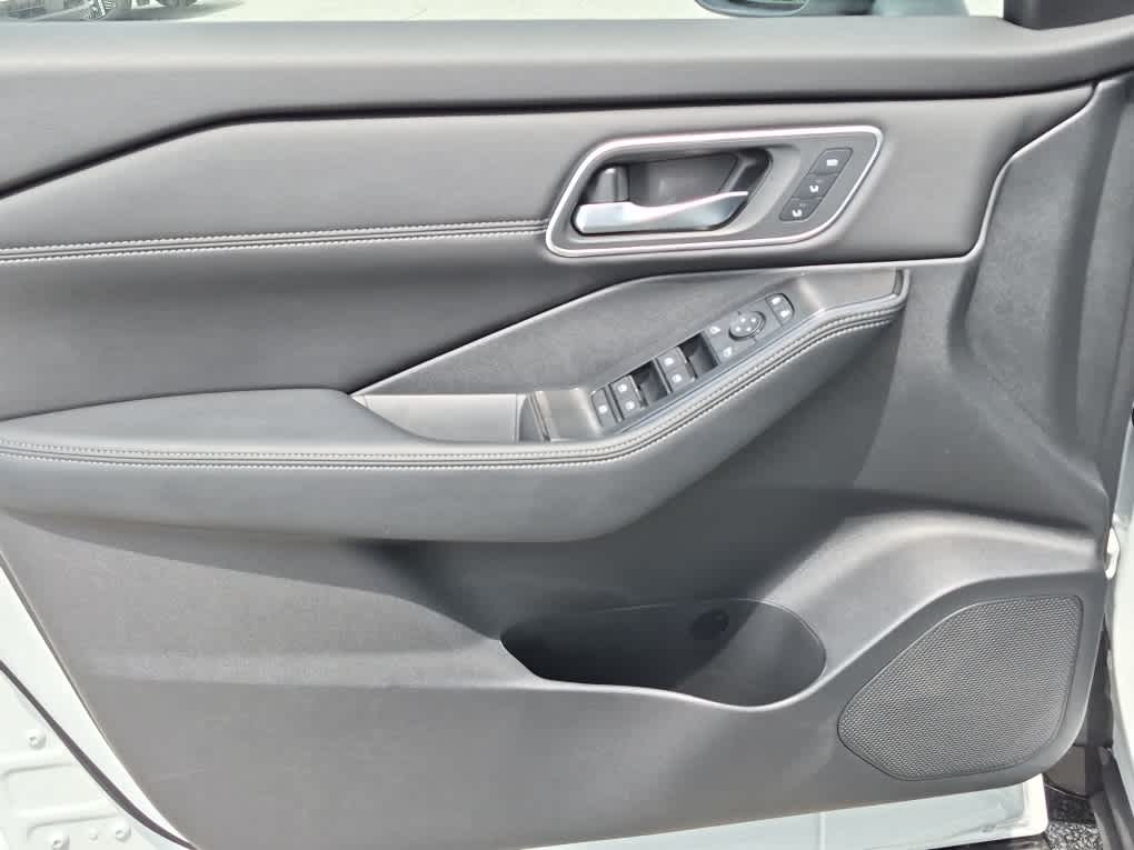 2026 Nissan Rogue Platinum - Everest White Pearl/Super Black exterior view 10