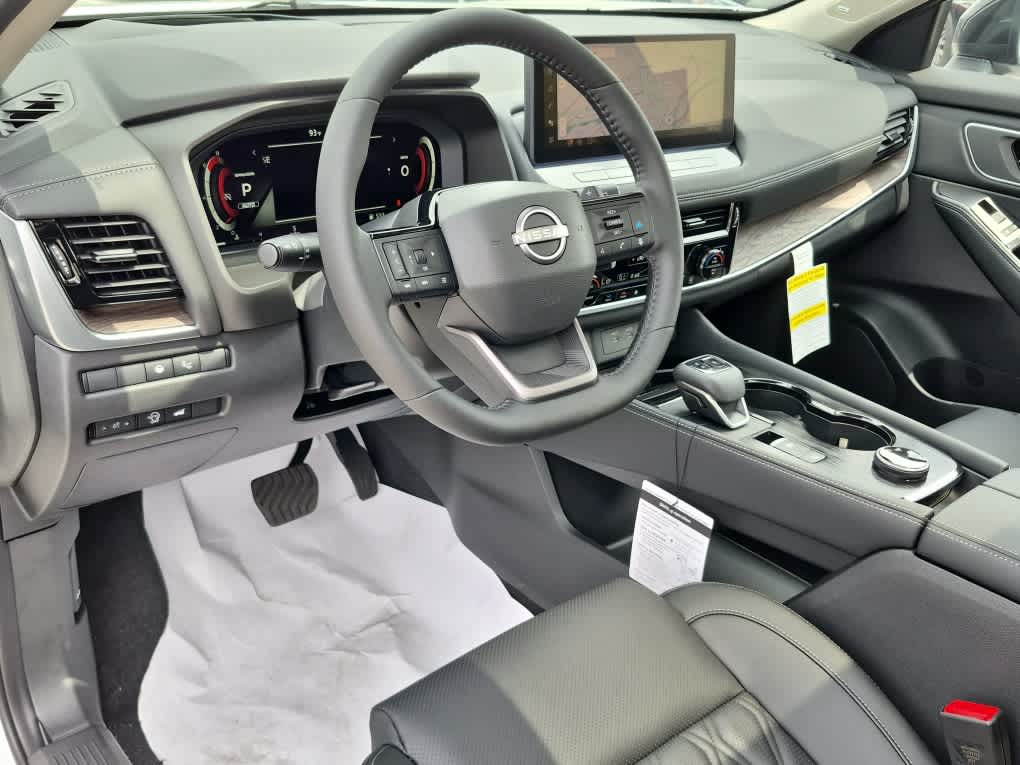 2026 Nissan Rogue Platinum - Everest White Pearl/Super Black exterior view 12