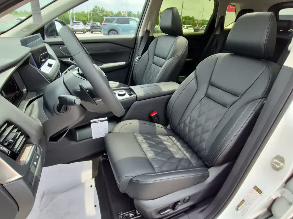 2026 Nissan Rogue Platinum - Everest White Pearl/Super Black exterior view 11
