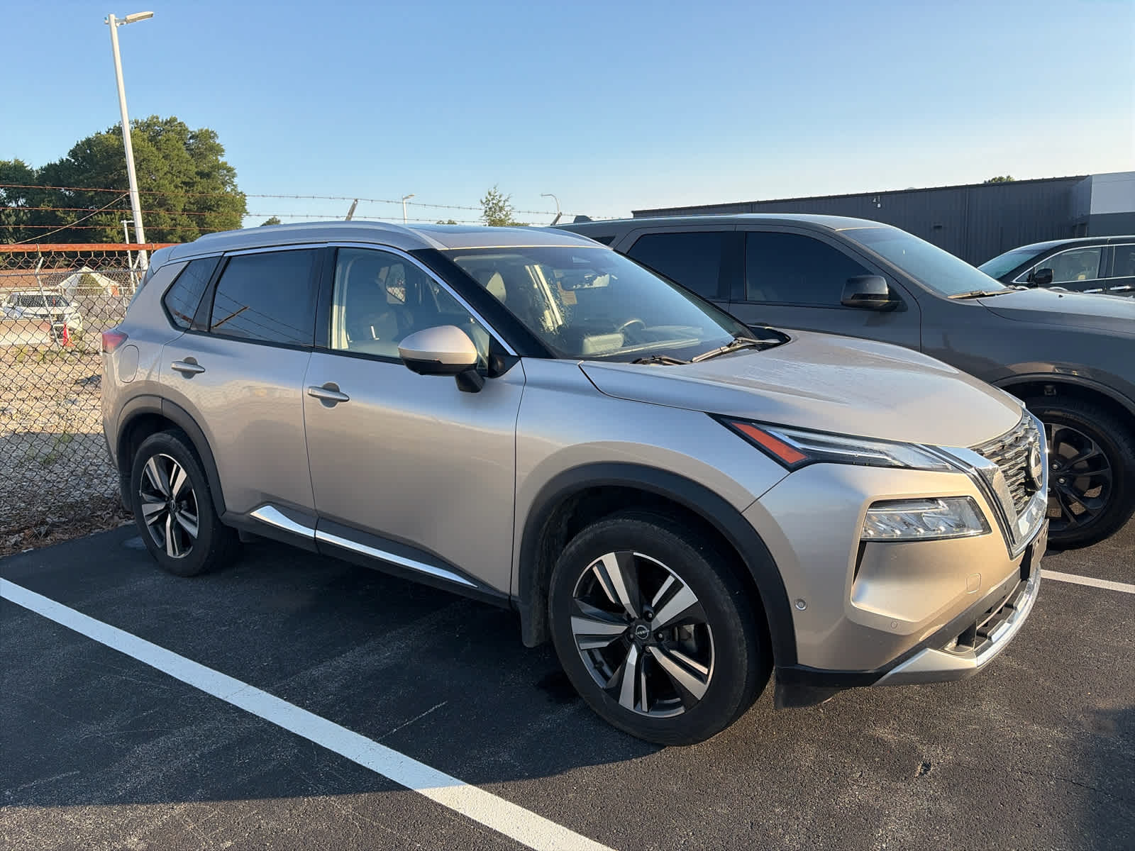 2022 Nissan Rogue Platinum - Champagne Silver Metallic exterior view 3