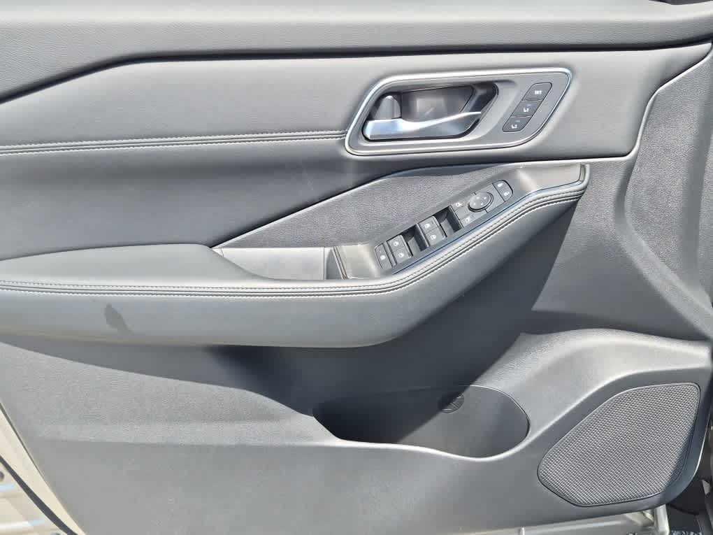 2026 Nissan Rogue Platinum - Champagne Silver Metallic exterior view 10