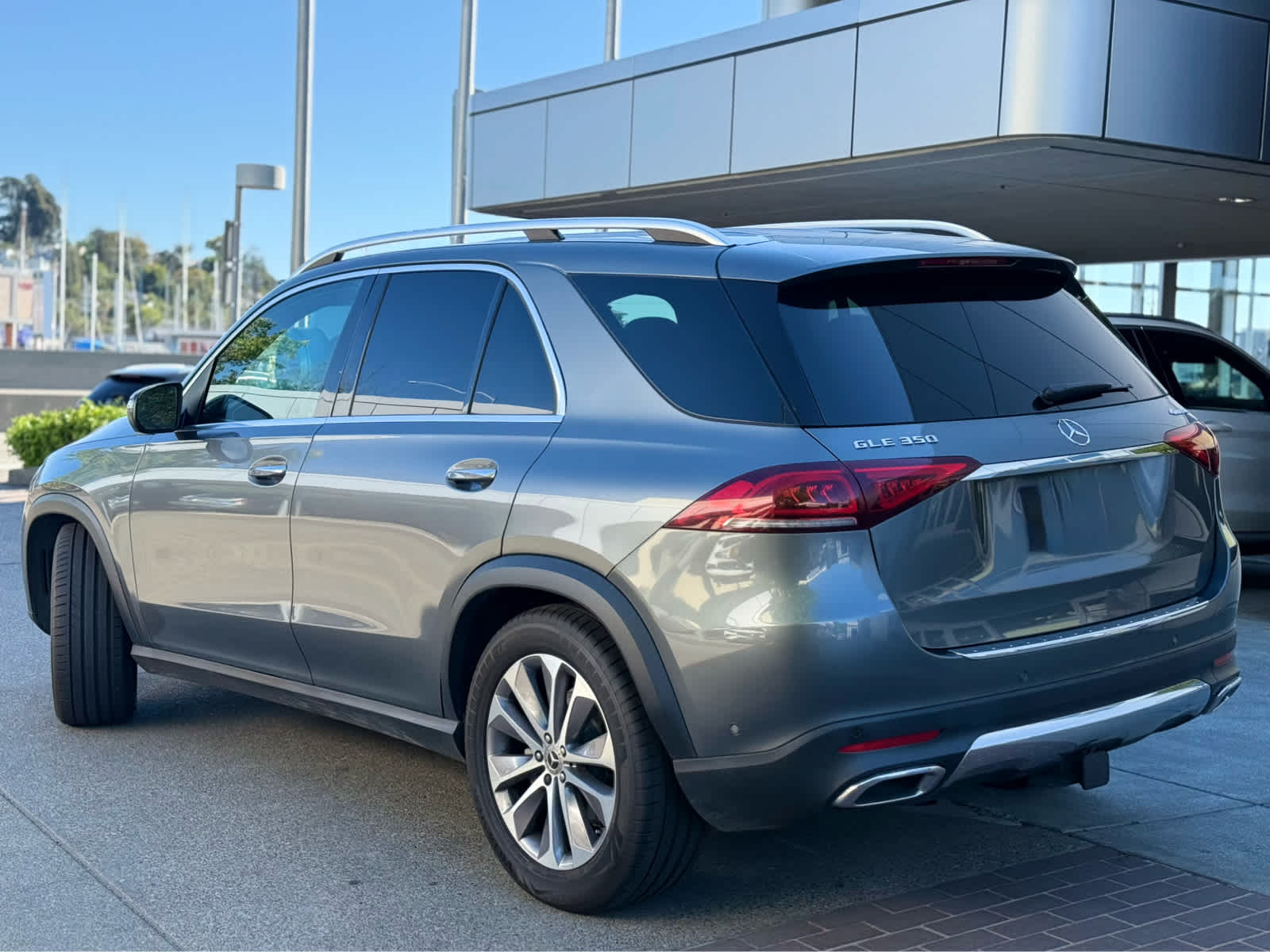 View vehicle photo 4