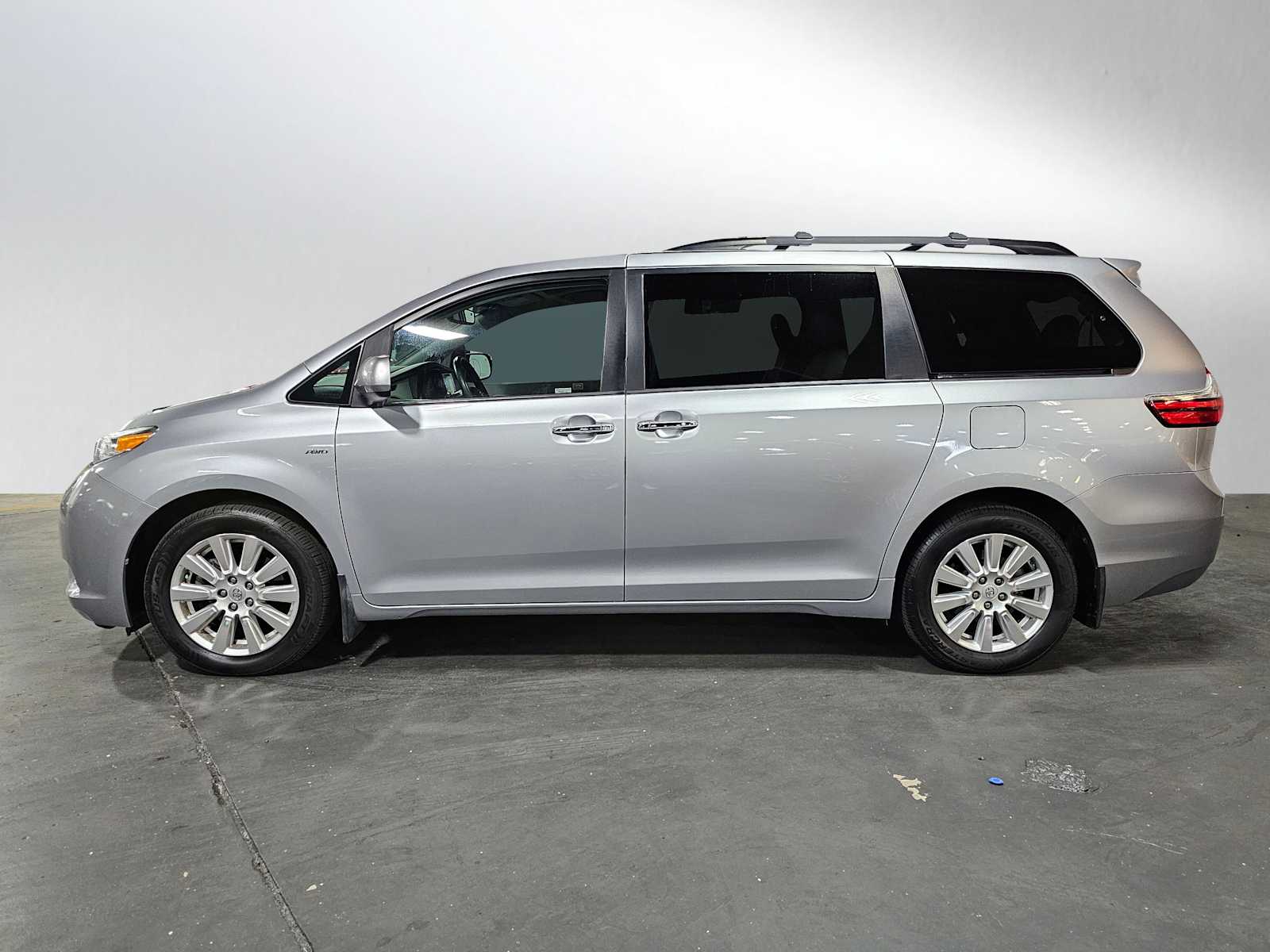 Used 2017 Toyota Sienna XLE with VIN 5TDDZ3DC4HS147315 for sale in Kailua Kona, HI