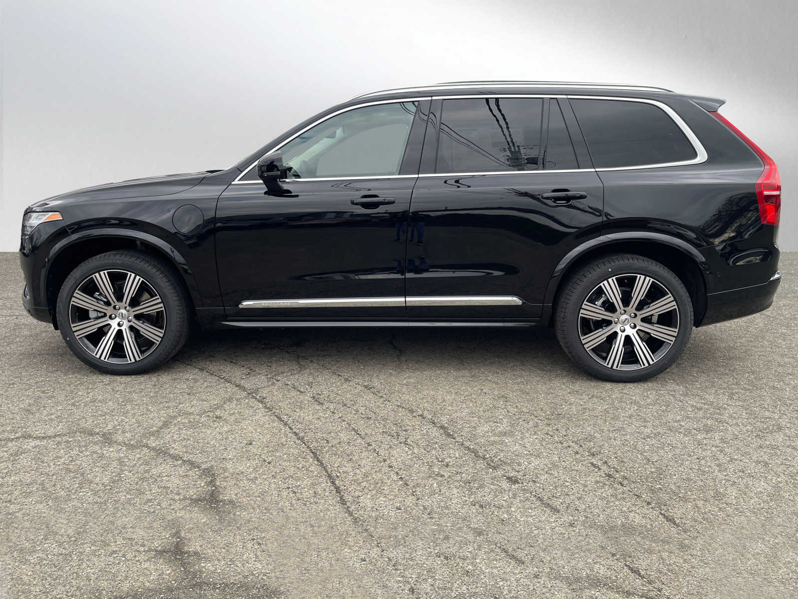 New 2024 Volvo XC90 Recharge Plug-In Hybrid Ultimate Bright Theme 