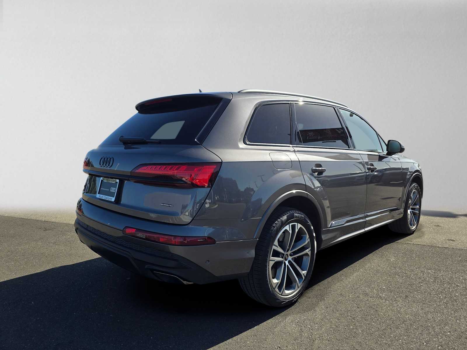 View vehicle photo 3