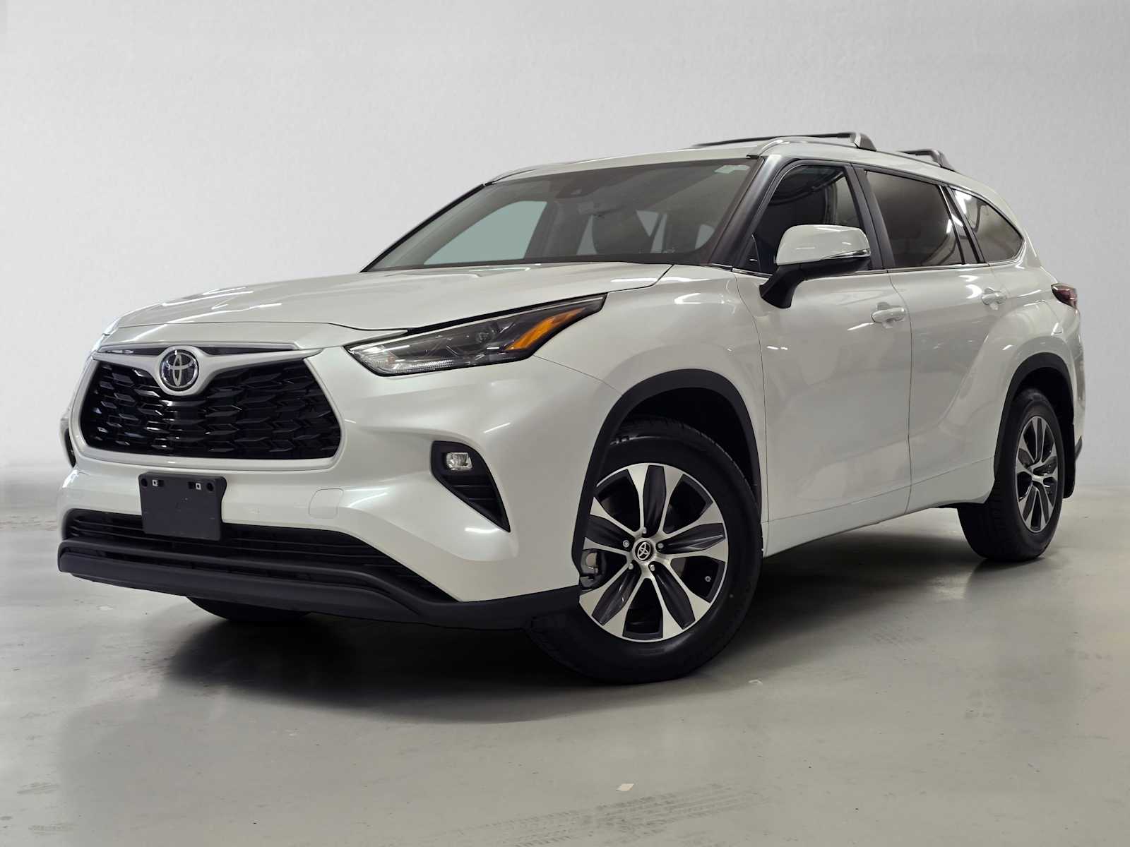 White (Wind Chill Pearl) 2024 Toyota Highlander SUV / Crossover Front-Wheel Drive 8-Speed Automatic