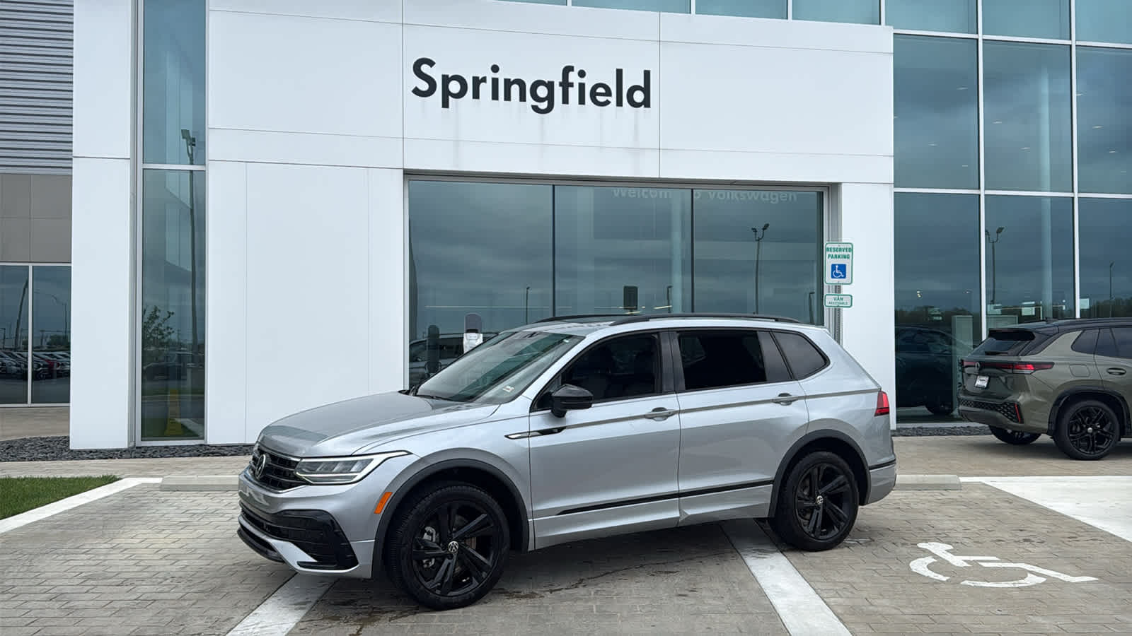 Pyrite Silver Metallic 2024 Volkswagen Tiguan SE R-Line Black 4Motion SUV / Crossover All-Wheel Drive 8-Speed Automatic