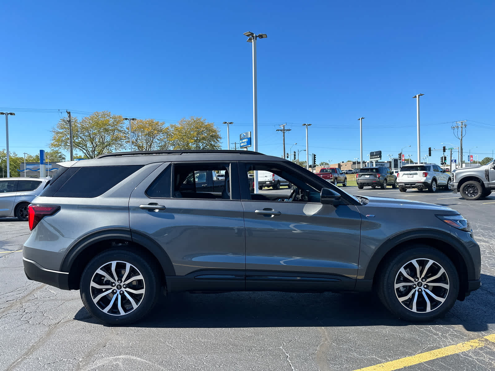 2025 Ford Explorer ST-Line 9