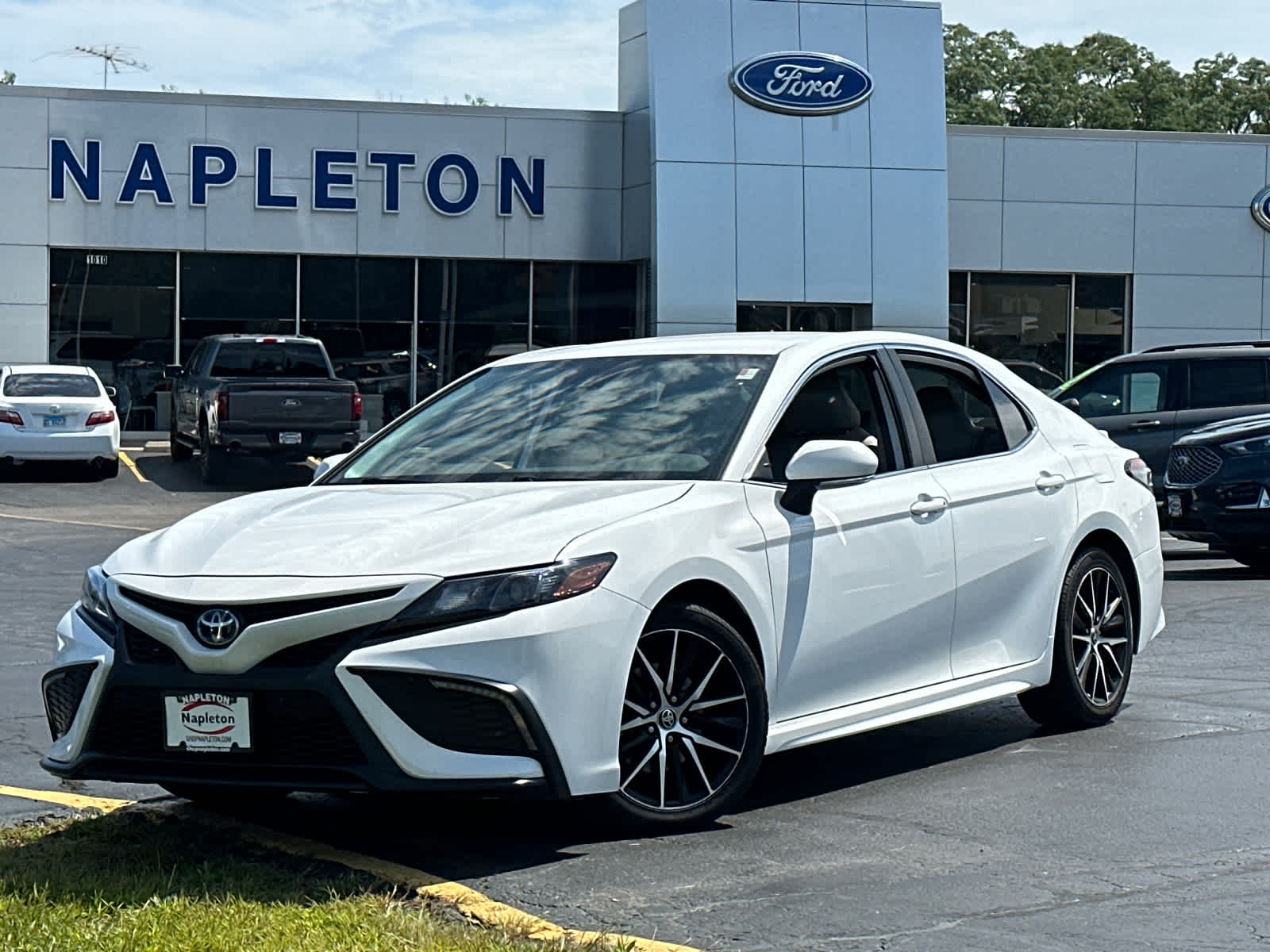 2022 Toyota Camry Hybrid SE 2