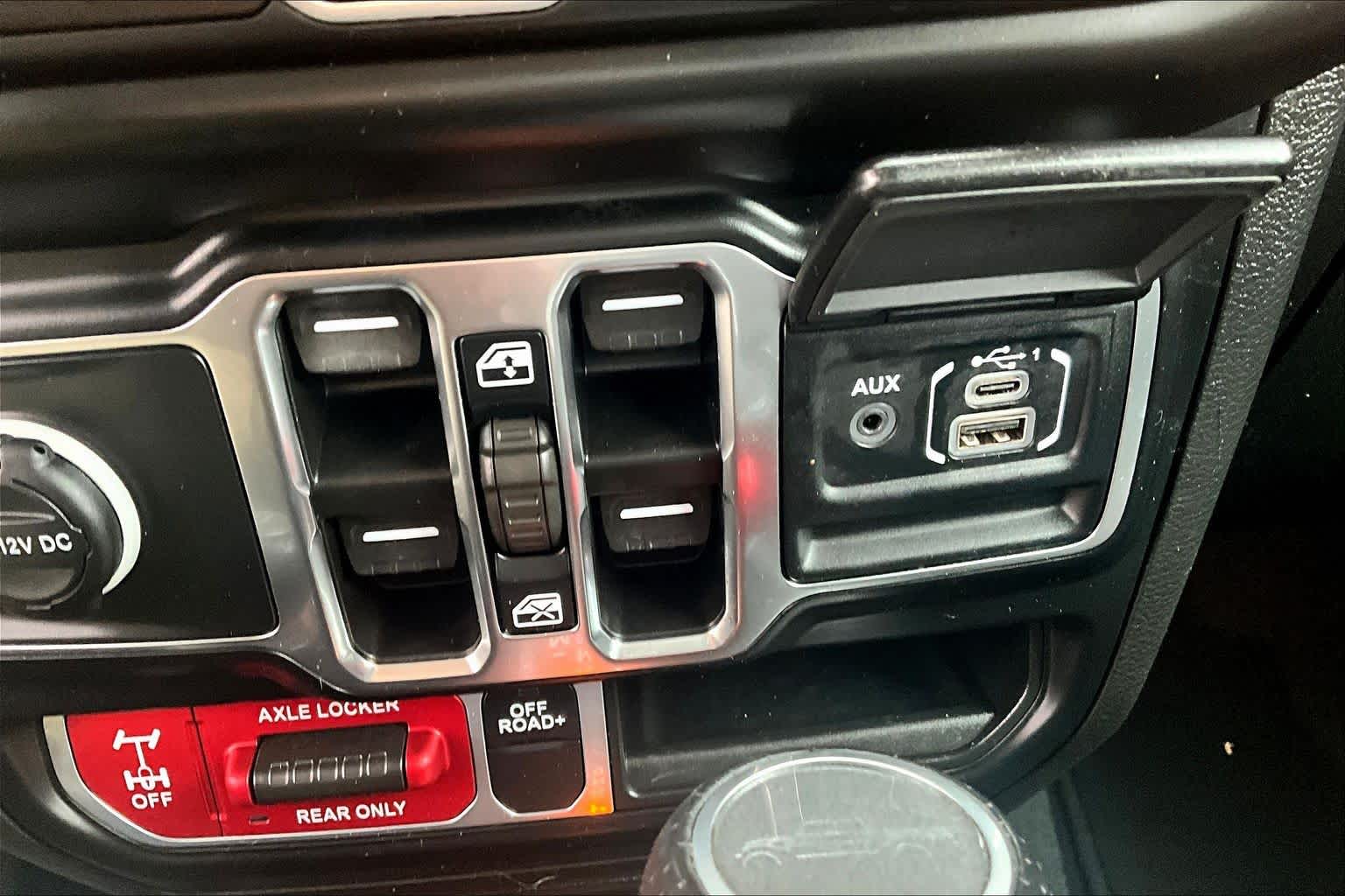 2023 Jeep Gladiator Mojave Granite Crystal Metallic Clearcoat at James Chevrolet