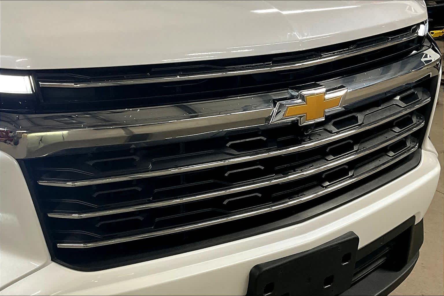 2024 Chevrolet Traverse AWD LT Iridescent Pearl Tricoat at James Chevrolet