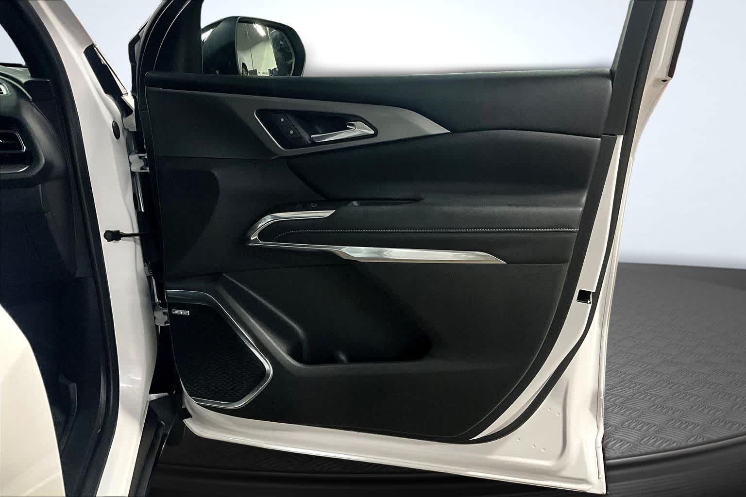 2024 Chevrolet Traverse AWD LT Iridescent Pearl Tricoat at James Chevrolet