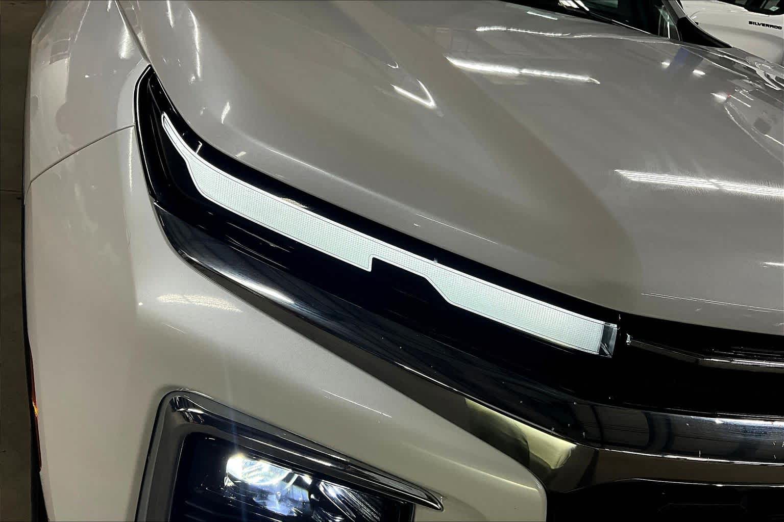 2024 Chevrolet Traverse AWD LT Iridescent Pearl Tricoat at James Chevrolet