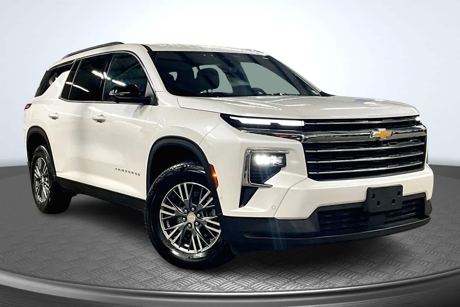 2024 Chevrolet Traverse AWD LT Iridescent Pearl Tricoat at James Chevrolet