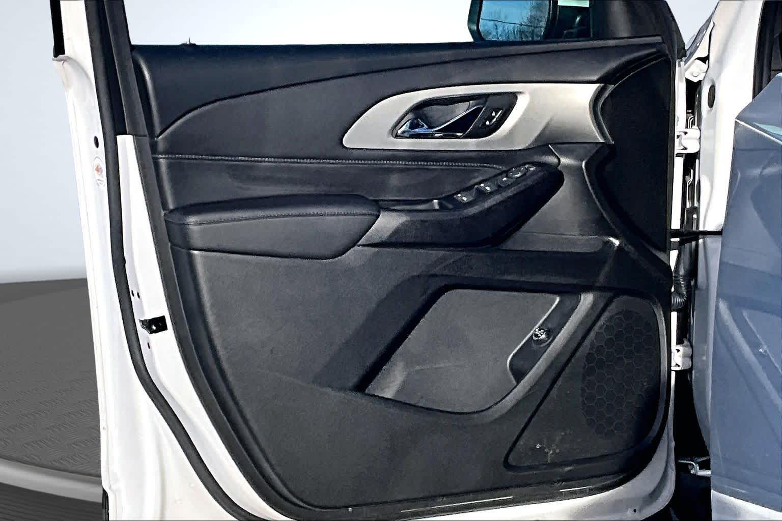 2023 Chevrolet Traverse LT Cloth Iridescent Pearl Tricoat at Mangino Chevrolet