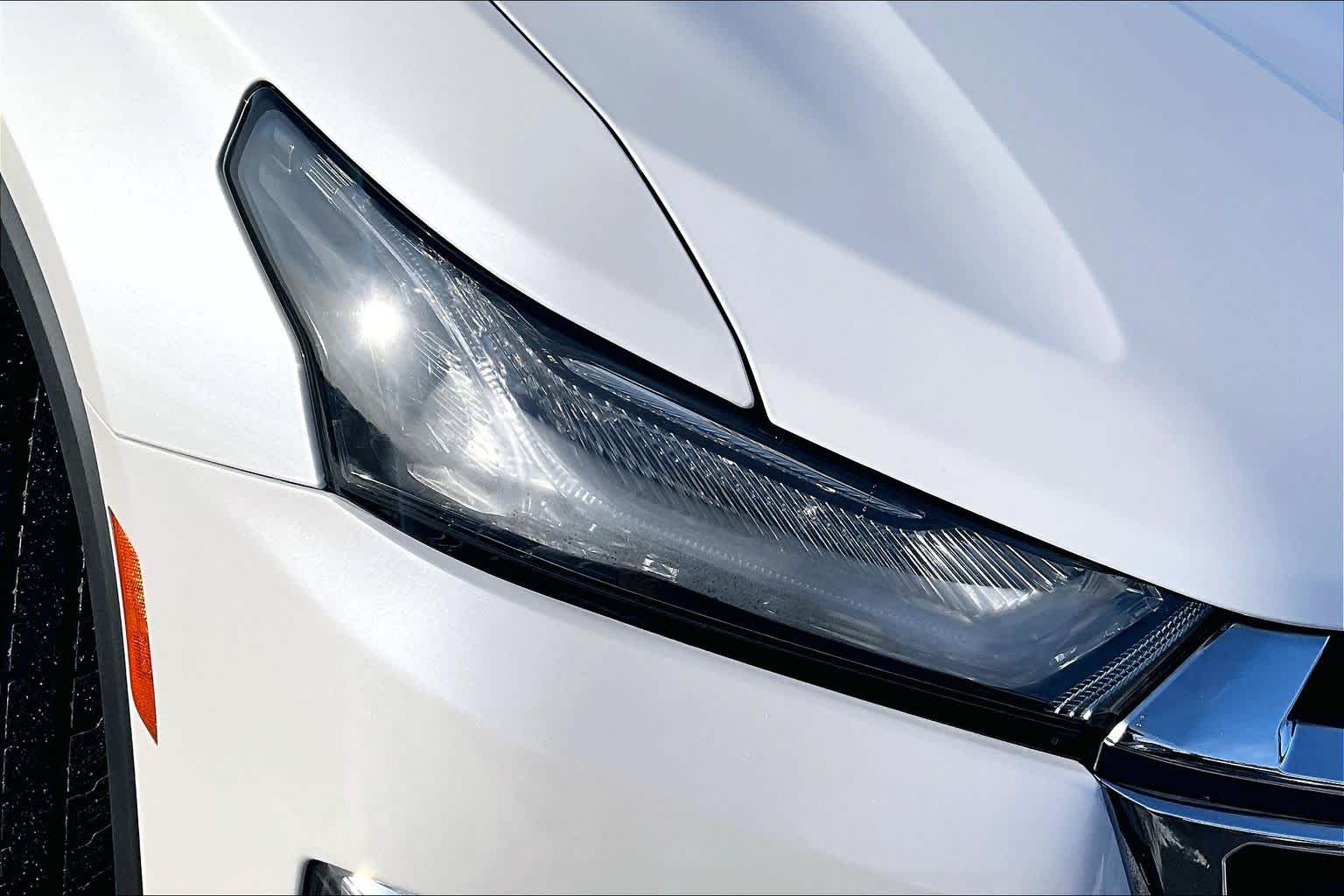 2023 Chevrolet Traverse LT Cloth Iridescent Pearl Tricoat at Mangino Chevrolet