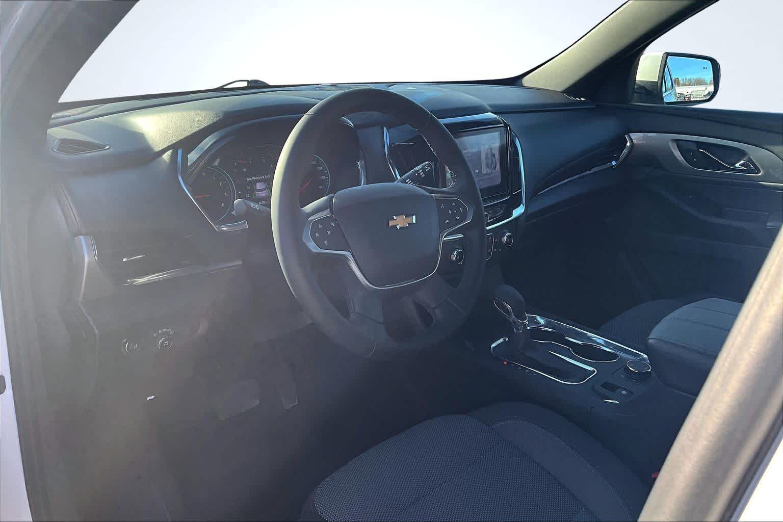 2023 Chevrolet Traverse LT Cloth Iridescent Pearl Tricoat at Mangino Chevrolet