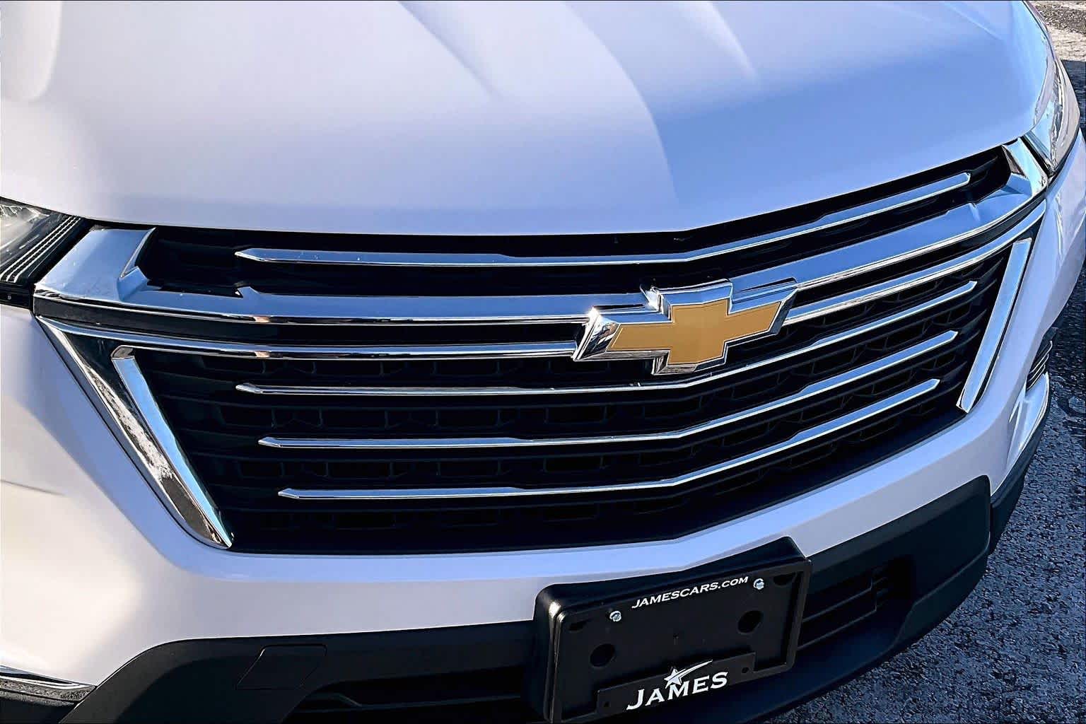 2023 Chevrolet Traverse LT Cloth Iridescent Pearl Tricoat at Mangino Chevrolet