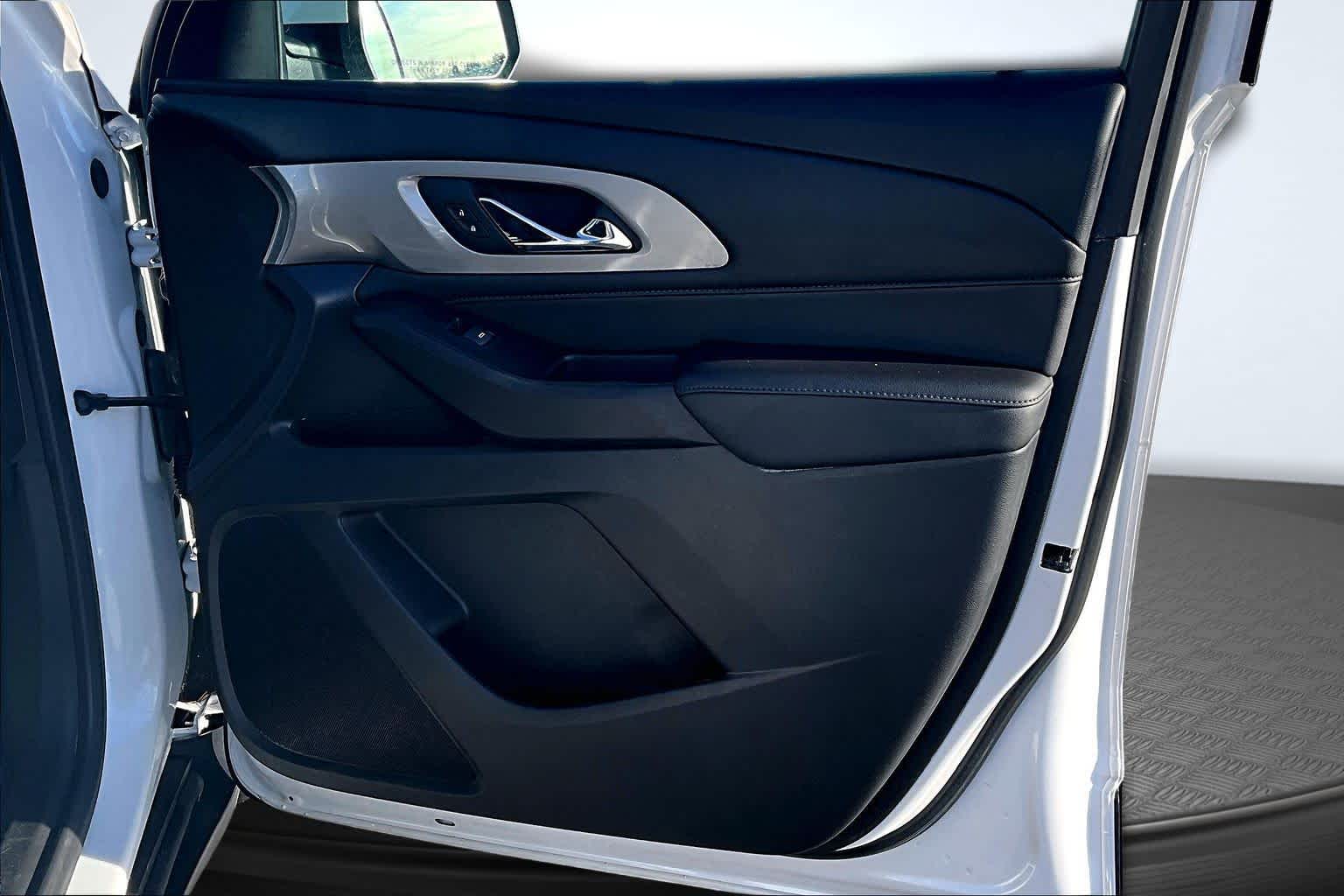 2023 Chevrolet Traverse LT Cloth Iridescent Pearl Tricoat at Mangino Chevrolet