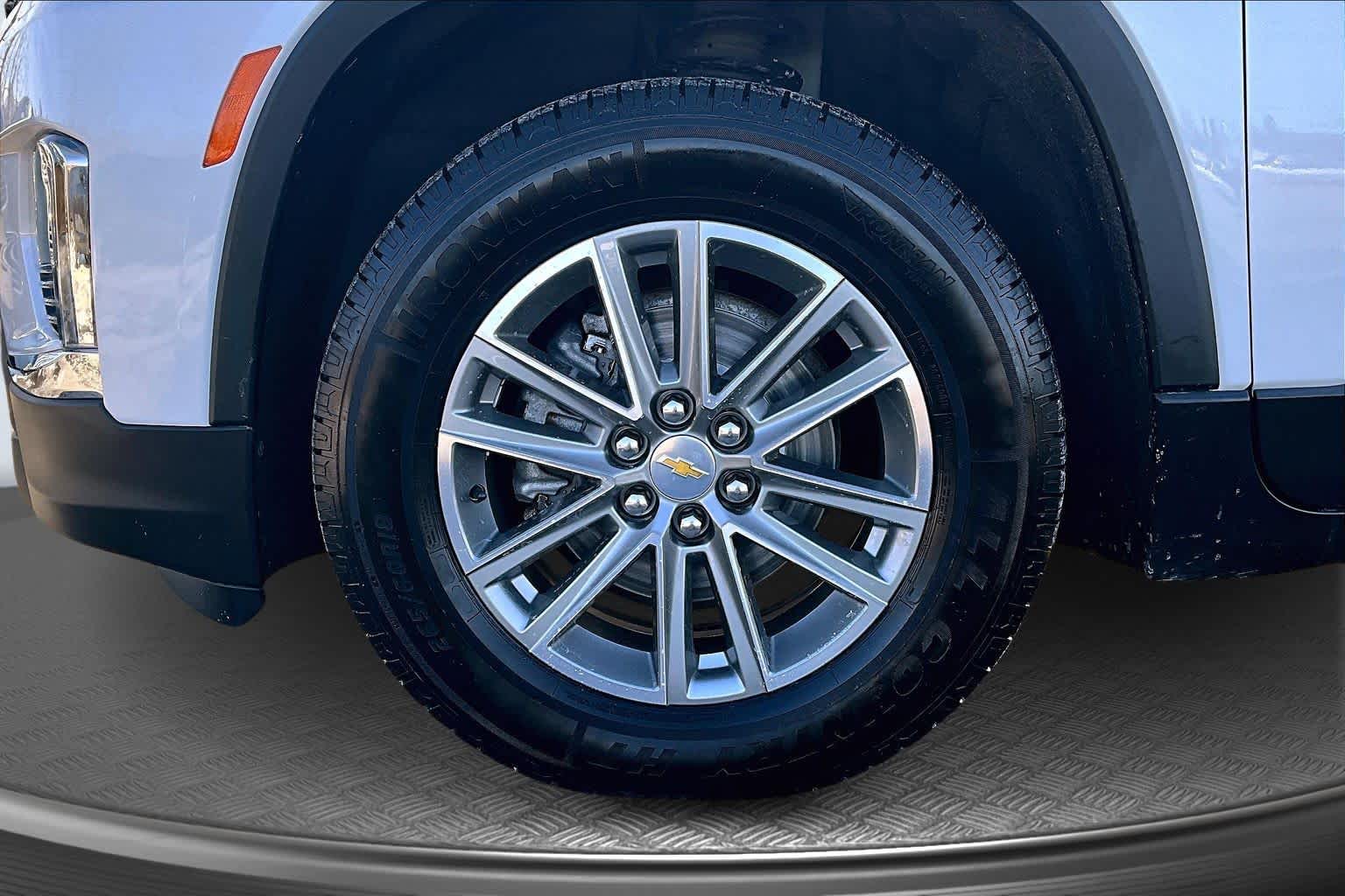 2023 Chevrolet Traverse LT Cloth Iridescent Pearl Tricoat at Mangino Chevrolet