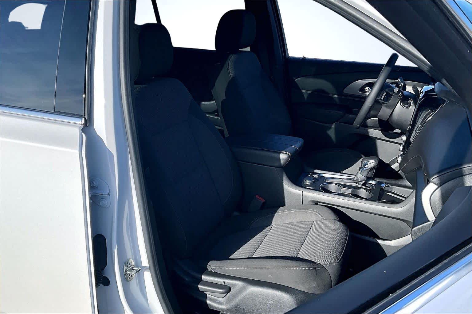 2023 Chevrolet Traverse LT Cloth Iridescent Pearl Tricoat at Mangino Chevrolet