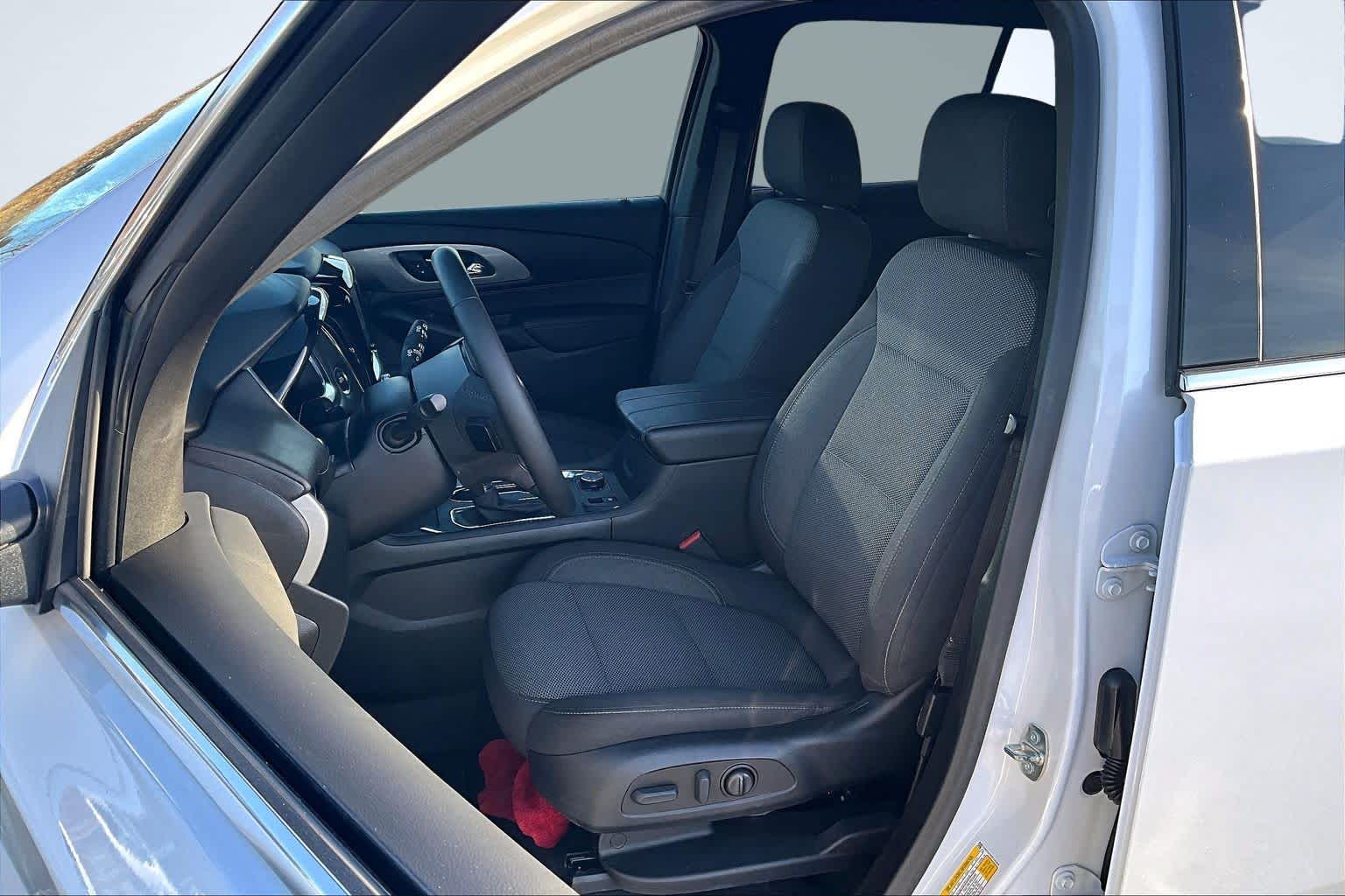 2023 Chevrolet Traverse LT Cloth Iridescent Pearl Tricoat at Mangino Chevrolet