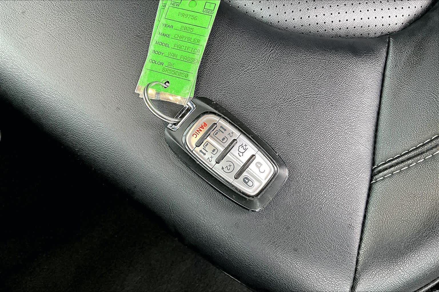 2025 Chrysler Pacifica Select - 10
