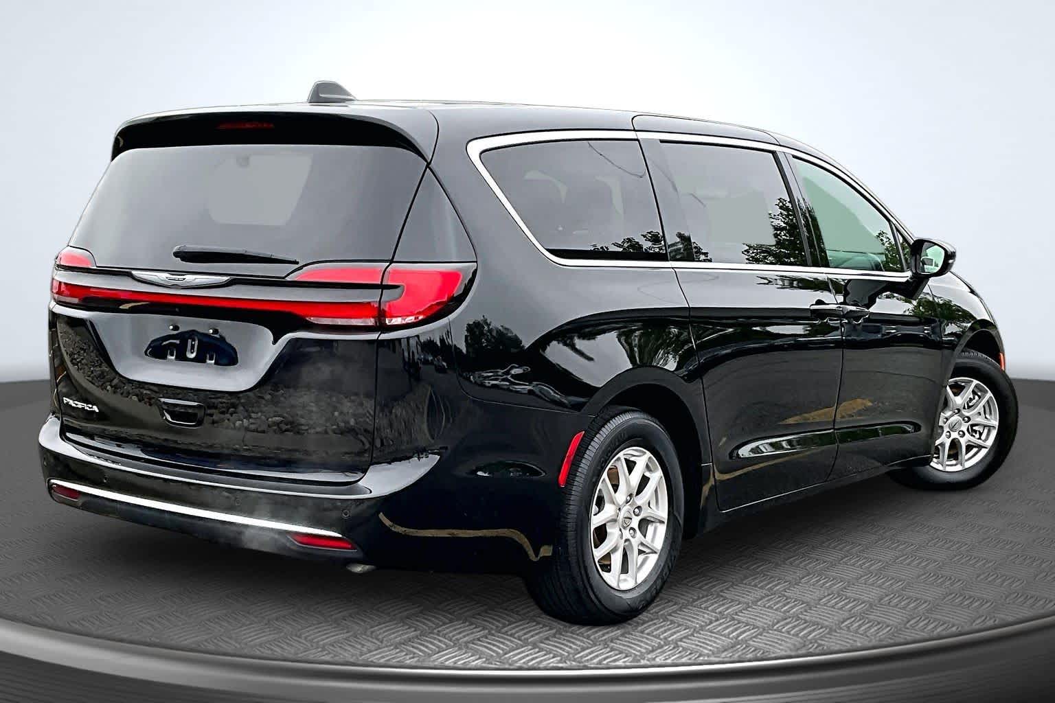 2025 Chrysler Pacifica Select - 2