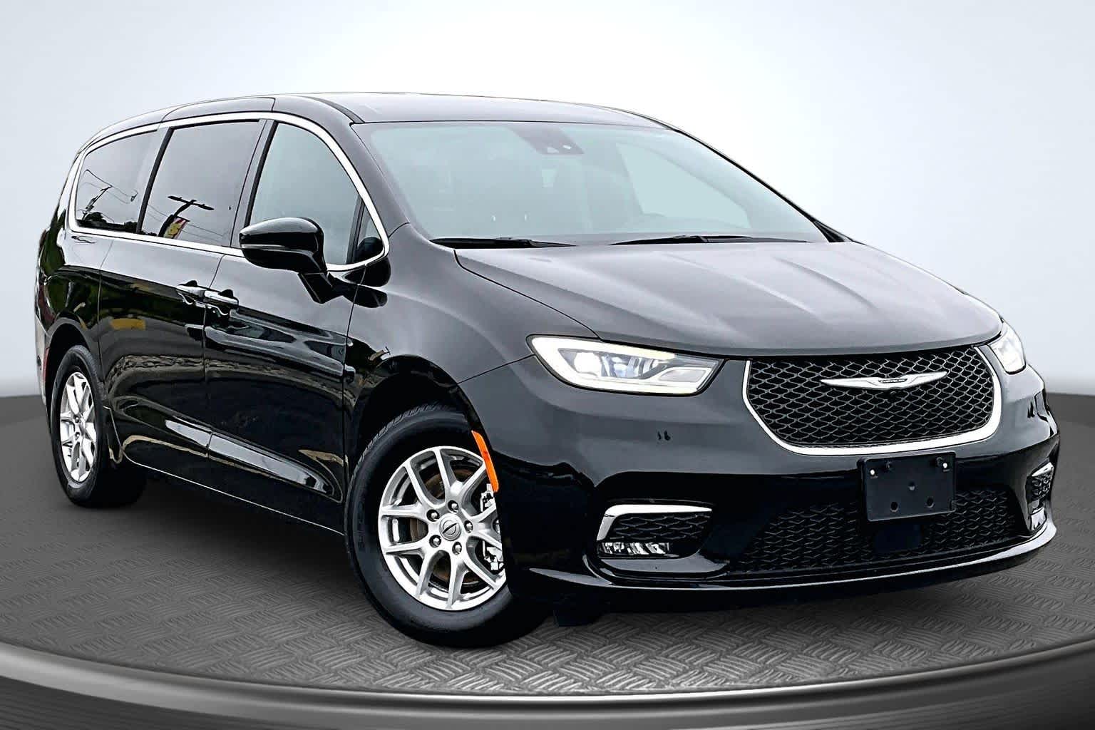 2025 Chrysler Pacifica Select - 11