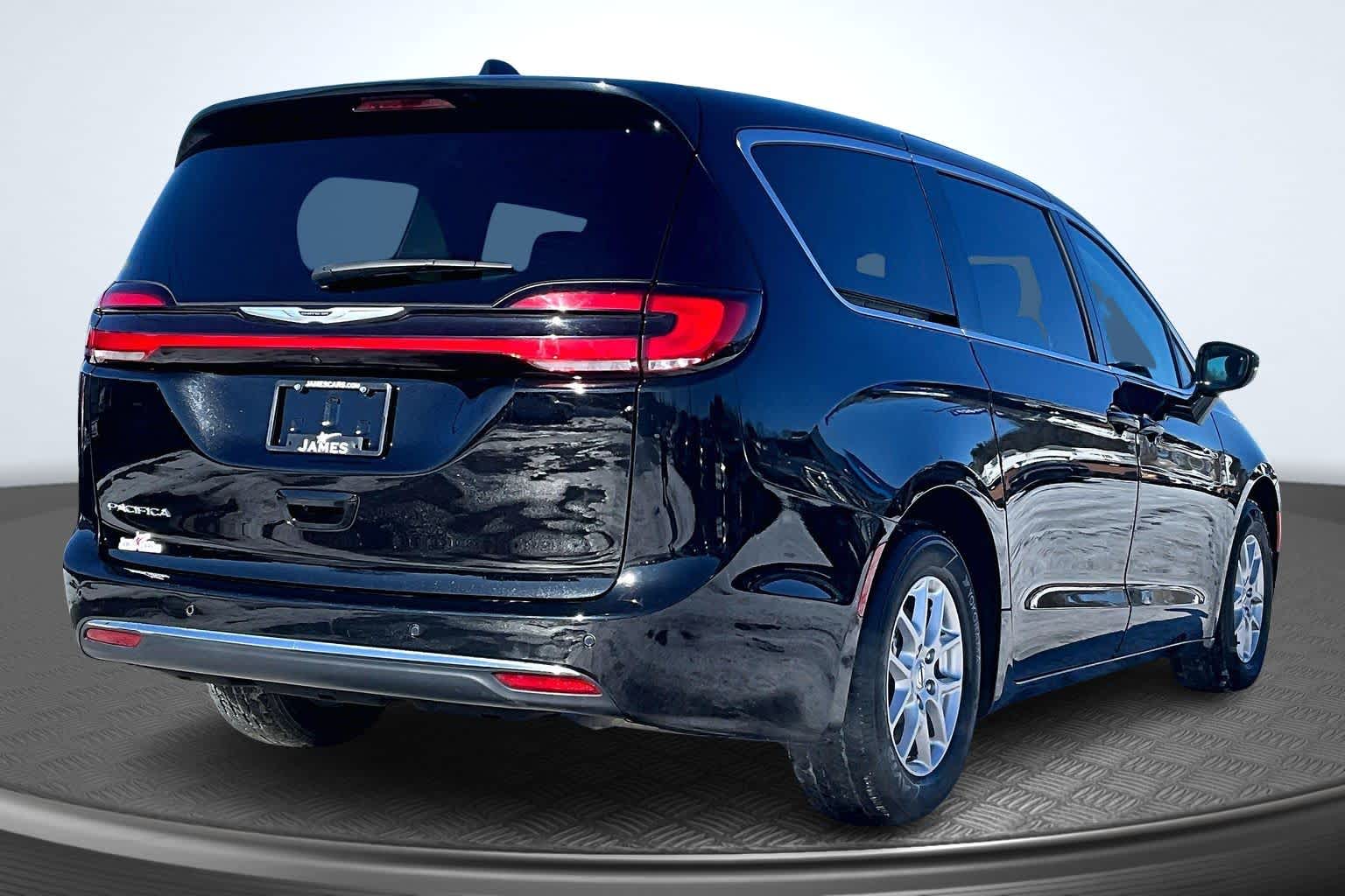 2024 Chrysler Pacifica Touring L - 2