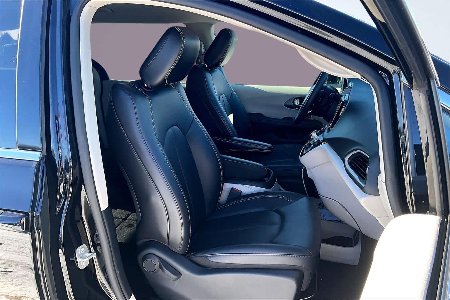 2024 Chrysler Pacifica Touring L - 7