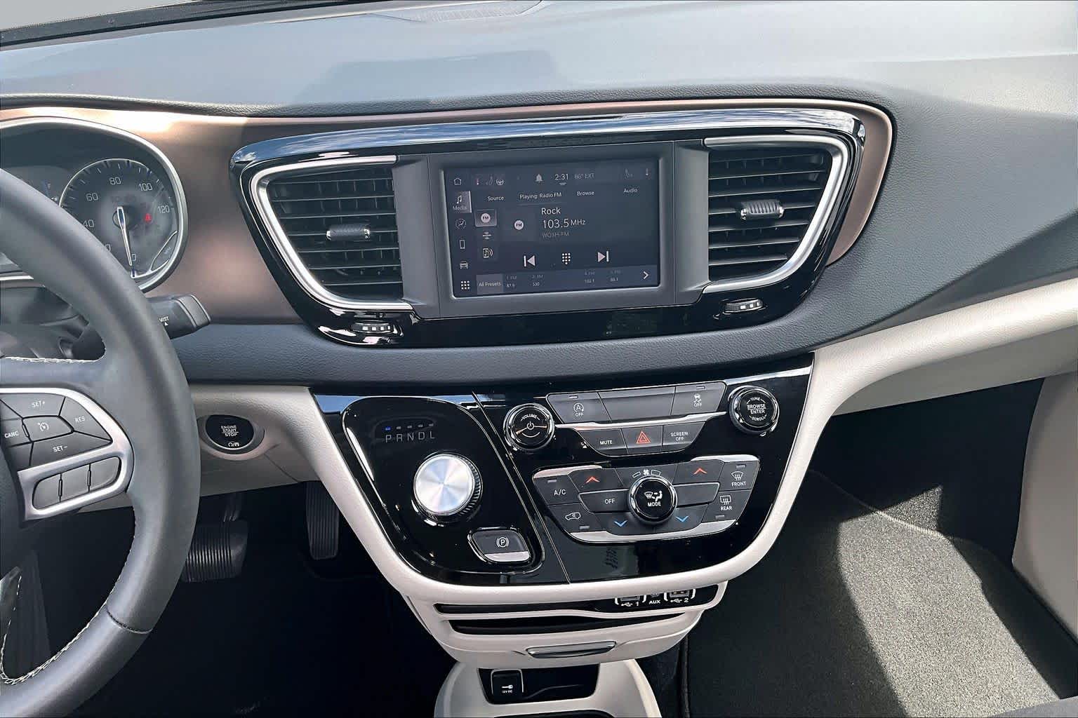 2023 Chrysler Voyager LX - 6