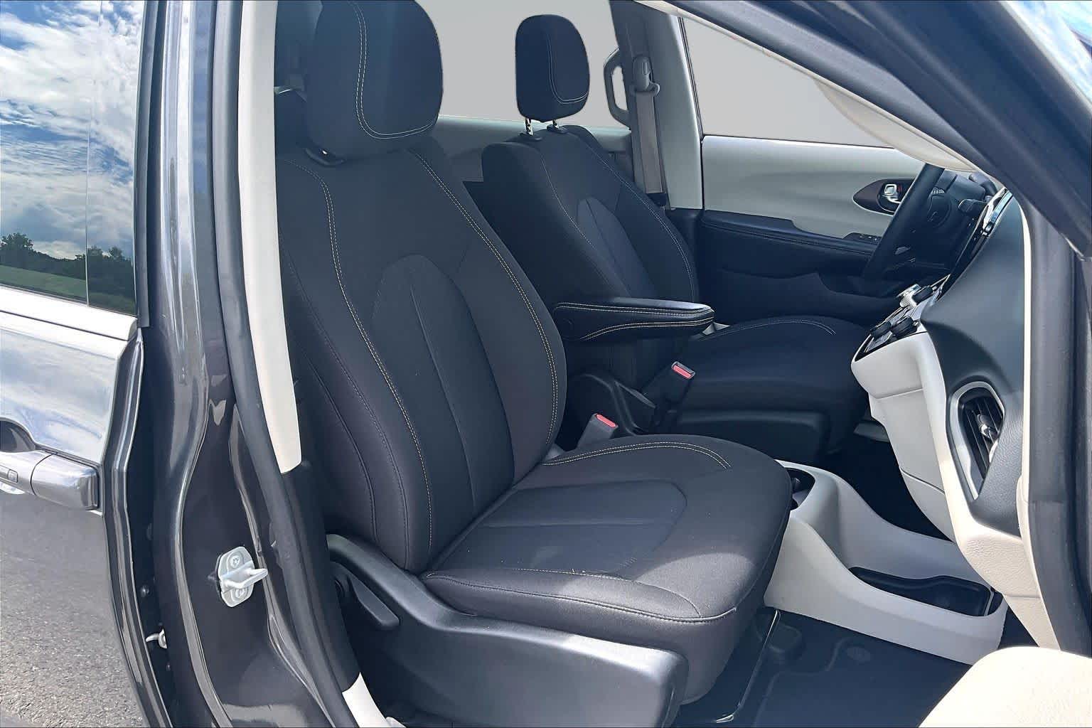 2023 Chrysler Voyager LX - 7