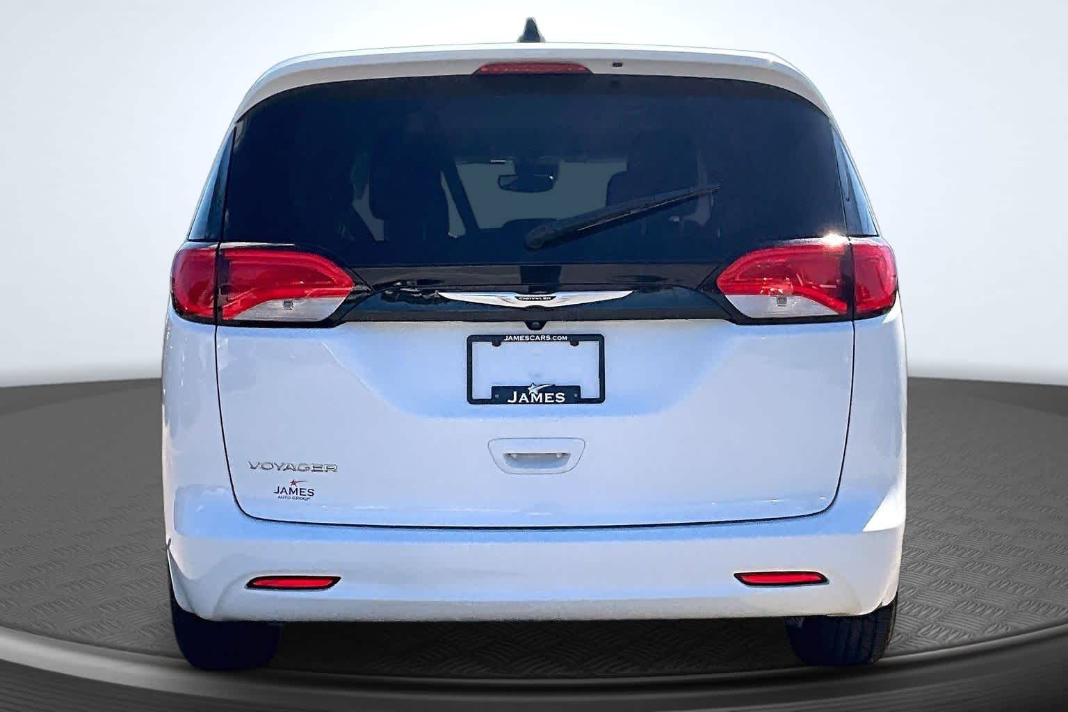 2023 Chrysler Voyager LX - 4