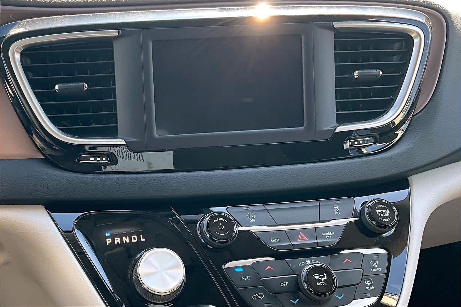 2023 Chrysler Voyager LX - 6