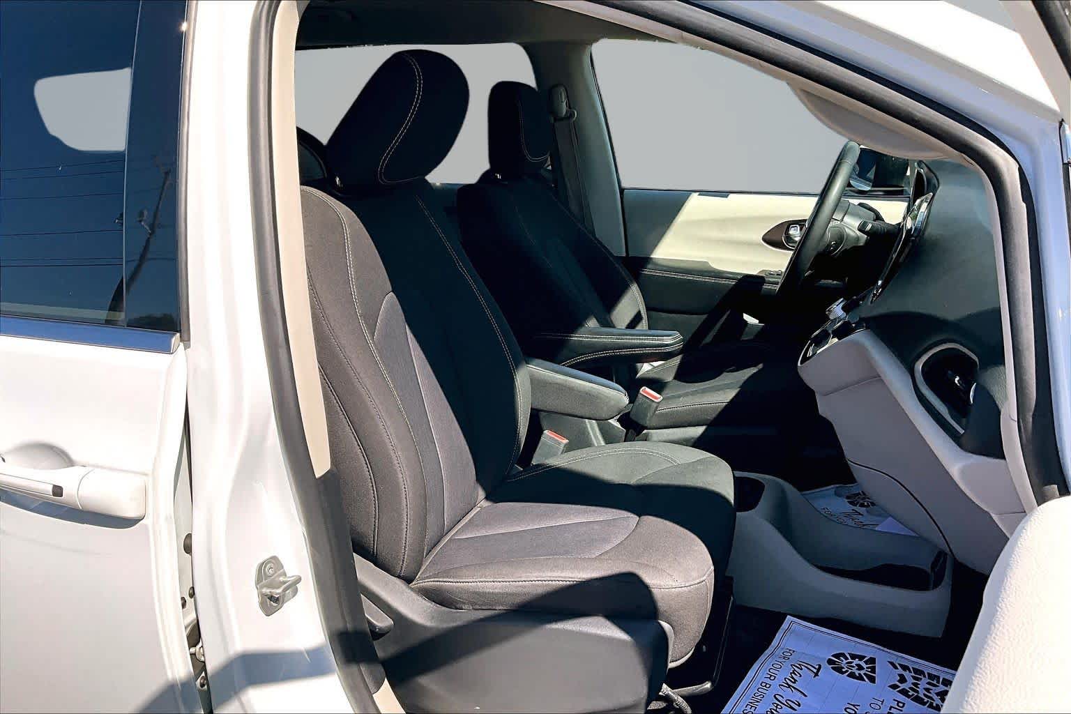 2023 Chrysler Voyager LX - 7